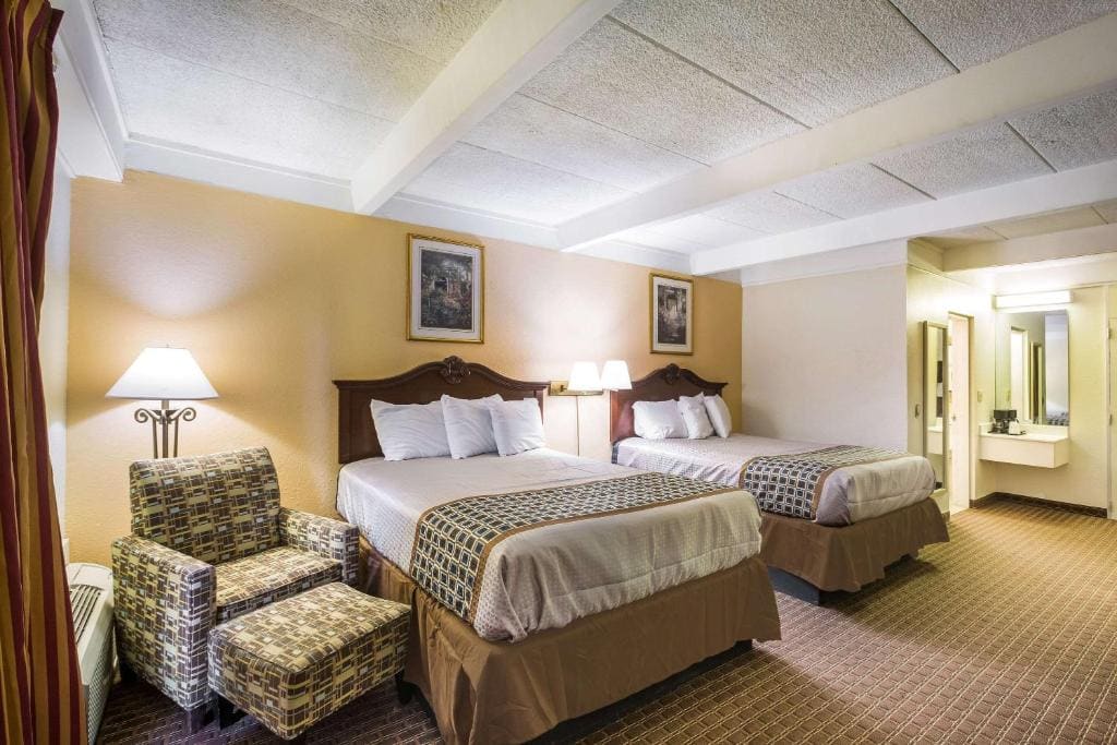 Queen Room with Two Queen Beds - Non-Smoking room - Image 1