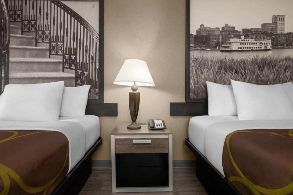 Queen Room with Two Queen Beds - Non-Smoking room - Image 2