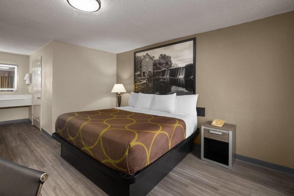 King Room with Bath Tub - Mobility Accessible/Non-Smoking room - Image 2