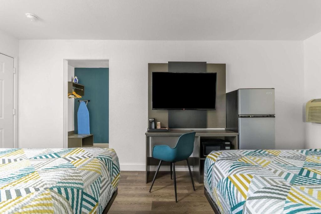 Queen Room with Two Queen Beds - Disability Access - Non-Smoking room - Image 2