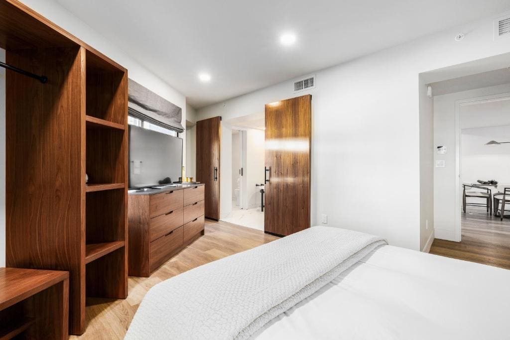 Deluxe Suite with Spa Bath room - Image 1
