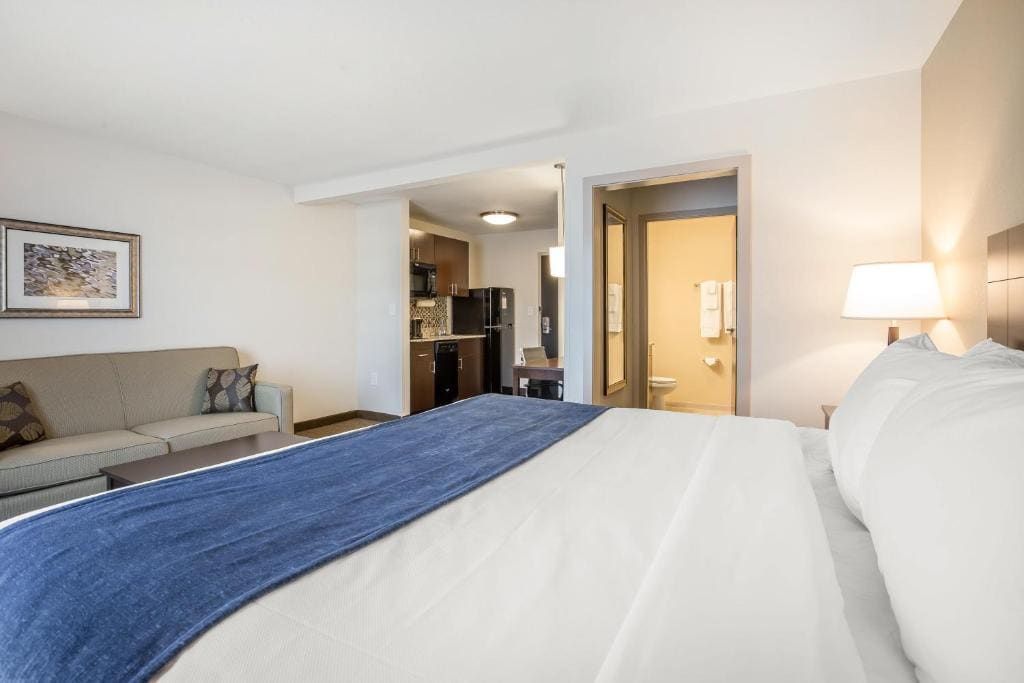 King Suite with Sofa Bed room - Image 2