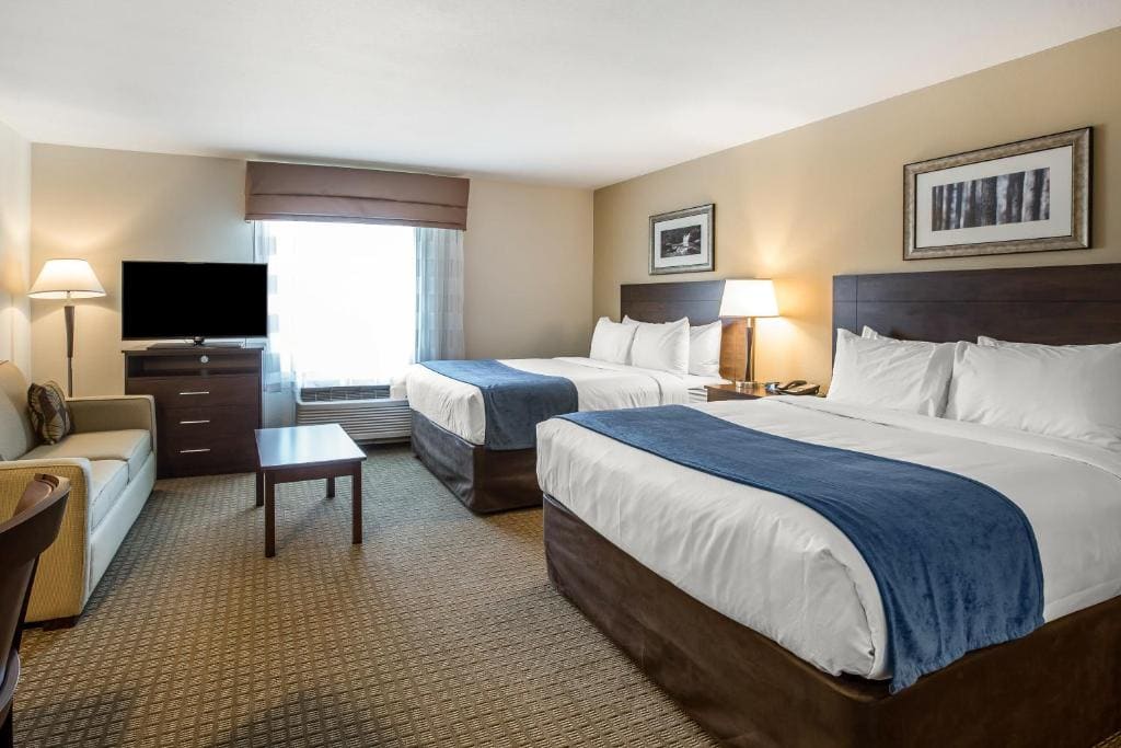 Queen Suite with Two Queen Beds room - Image 2
