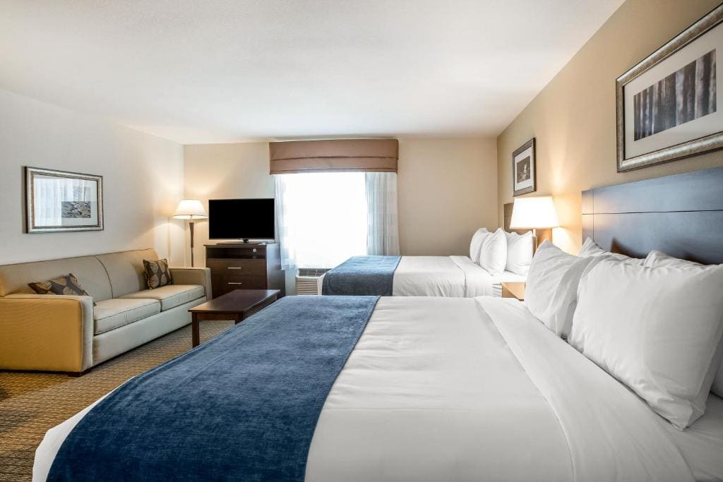 Queen Suite with Two Queen Beds room - Image 3