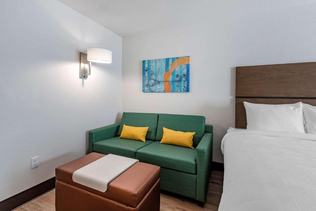 Efficiency Suite with Two Queens - Non Smoking room - Image 2
