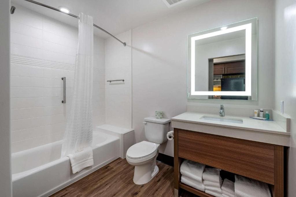 Efficiency Suite with Two Queens - Non Smoking room - Image 3