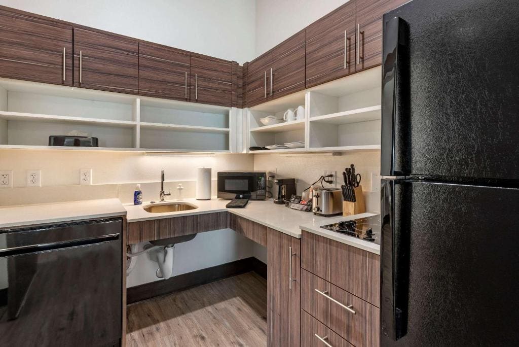 Efficiency King Suite - Accessible/Non Smoking room - Image 3