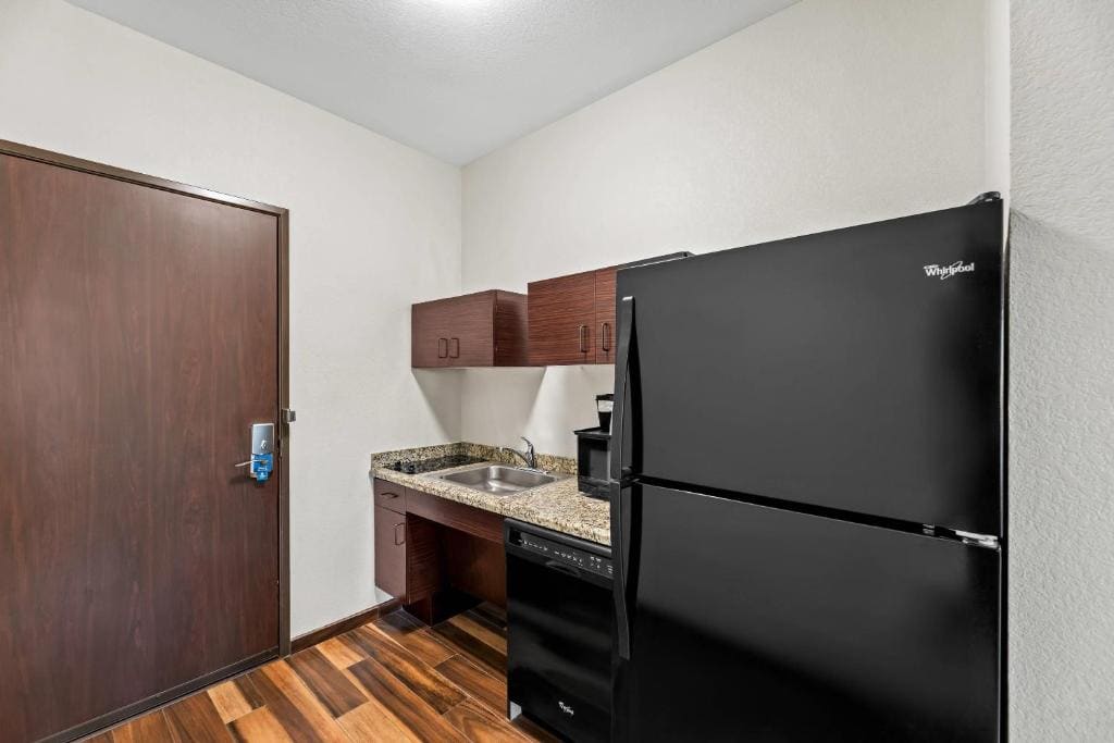 Efficiency King Suite - Accessible/Non-Smoking room - Image 3