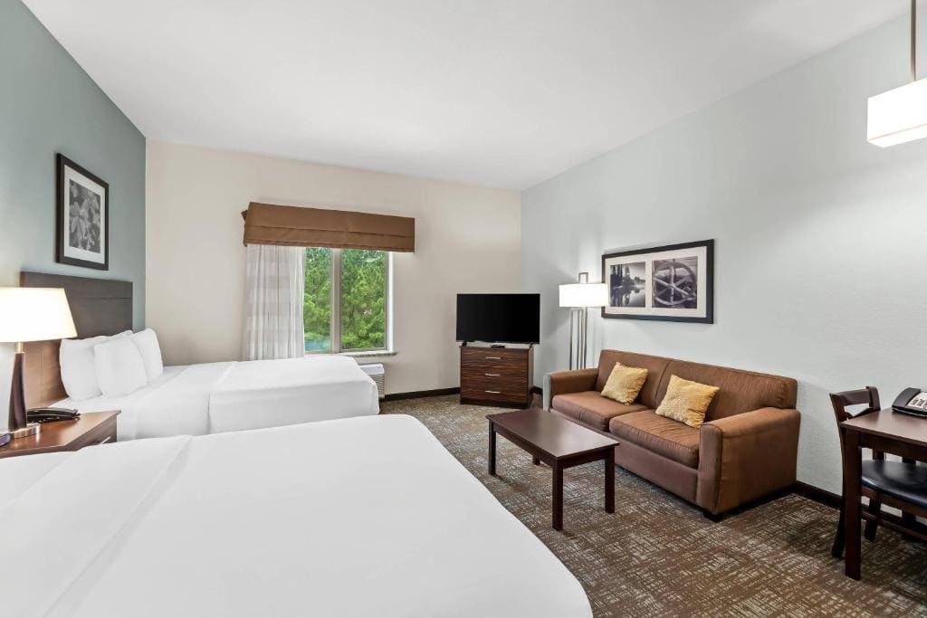 Suite with 2 Queen Beds and Kitchen room - Image 2