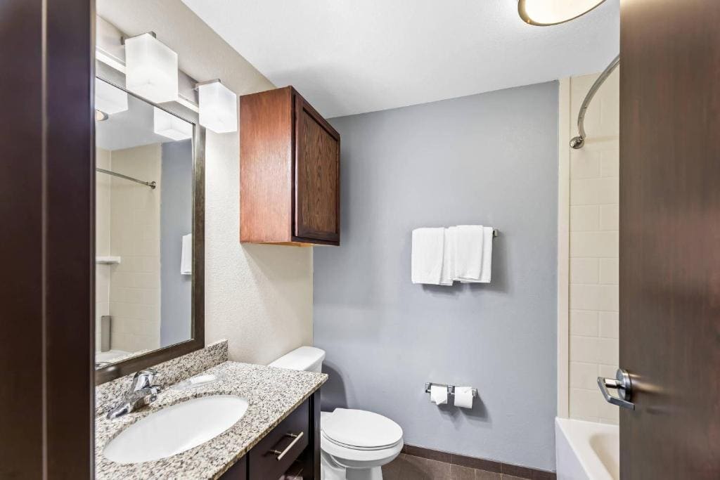 Suite with 2 Queen Beds and Kitchen room - Image 3