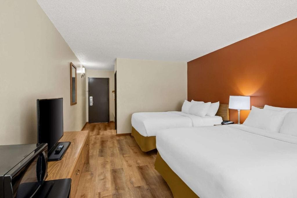 Family Room with King Bed and Two Queen Beds - Non Smoking/Interior Corridor room - Image 1