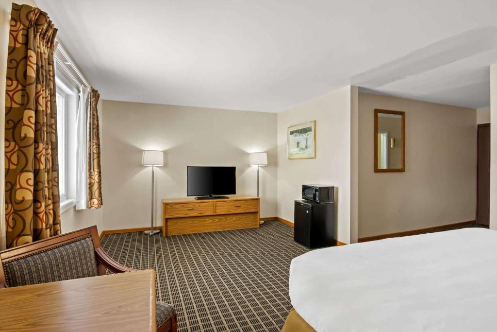 Quadruple Room with Two Queen Beds - Non Smoking/Interior Corridor room - Image 3