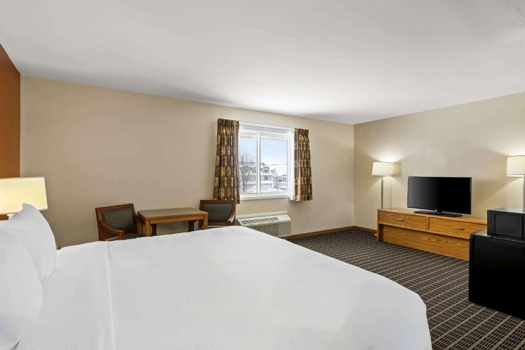 Quadruple Room with Two Queen Beds - Non Smoking/Interior Corridor room - Image 1