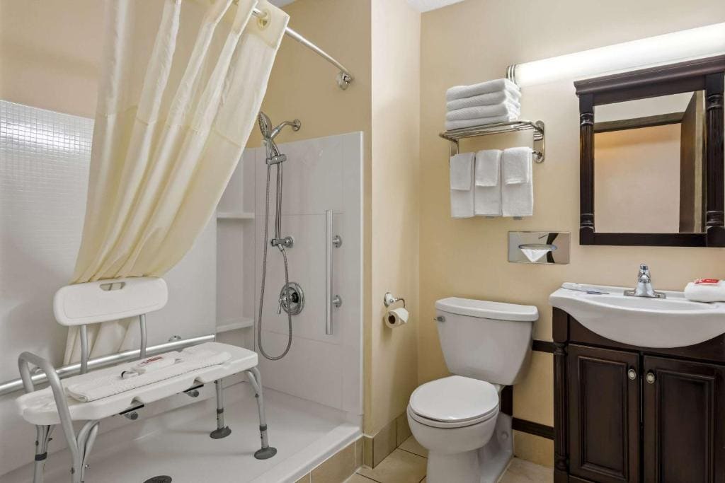 Two Queen Beds with Lake View/Disability Access - Non Smoking room - Image 2