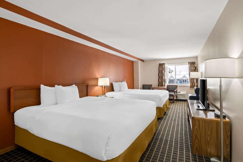 Quadruple Room with Two Queen Beds - Non Smoking/Interior Corridor room - Image 2