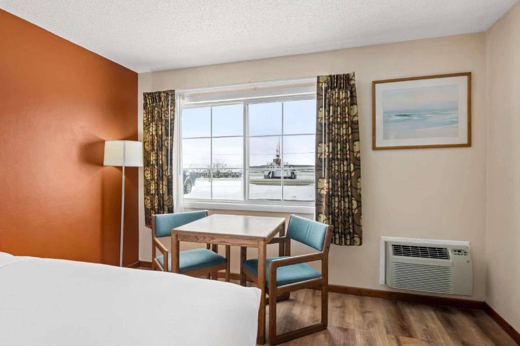 Two Queen Beds with Lake View/Disability Access - Non Smoking room - Image 1
