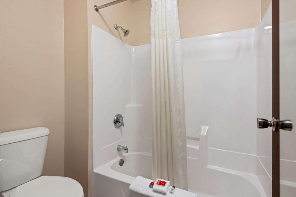 Two King Beds with Lake View - Non Smoking room - Image 1