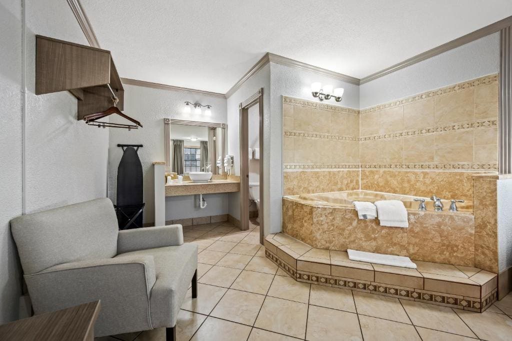 Deluxe King Room with Jetted Tub Non-Smoking room - Image 2