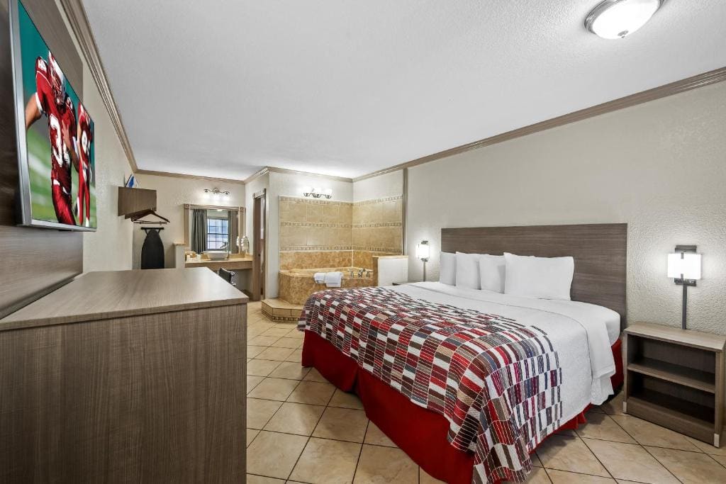 Deluxe King Room with Jetted Tub Non-Smoking room - Image 1