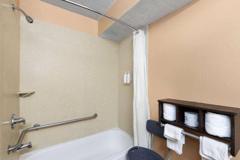King Room - Disability Access/Non-Smoking room - Image 1
