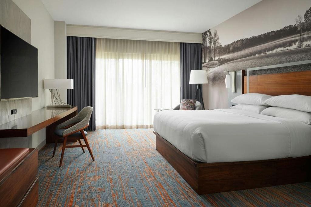 King Room with Roll-In Shower - Mobility and Hearing Accessible room - Image 1
