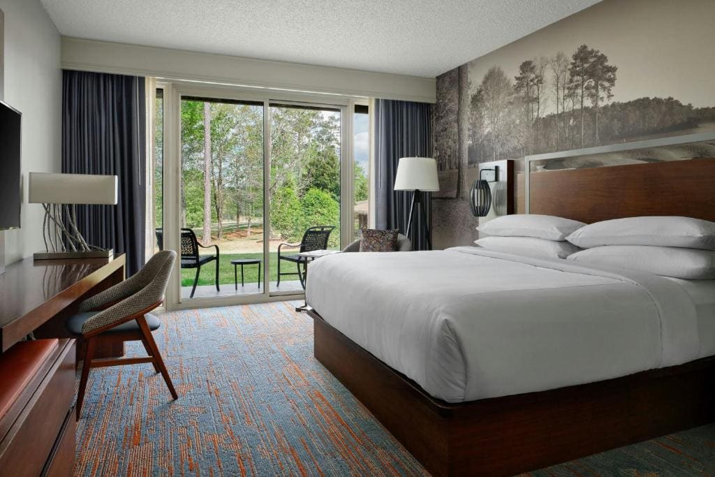 King Room with Roll-In Shower - Mobility and Hearing Accessible room - Image 2