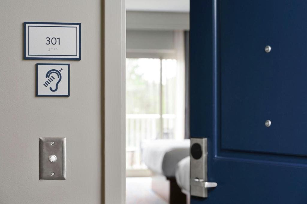 Queen Room with Two Queen Beds and Roll-In Shower - Mobility Accessible room - Image 3