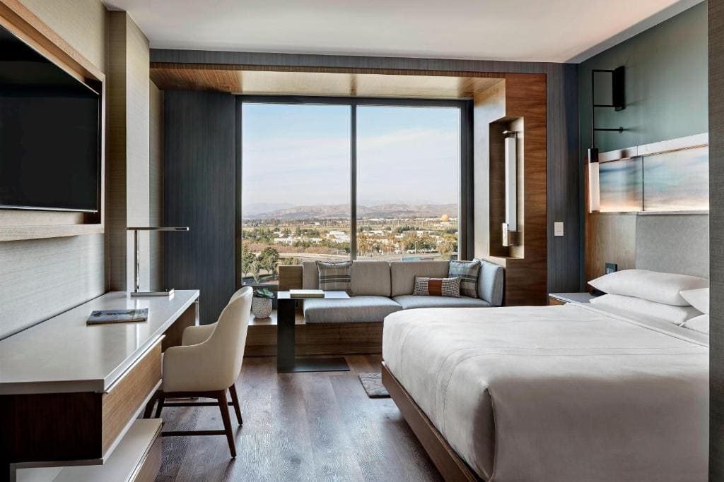 Deluxe Guest Room with King Bed room - Image 2