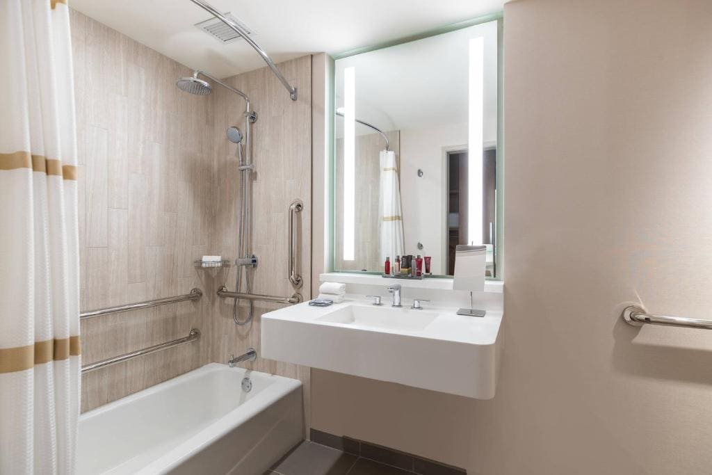 King Room with Lake View - Hearing Accessible/High Floor room - Image 3