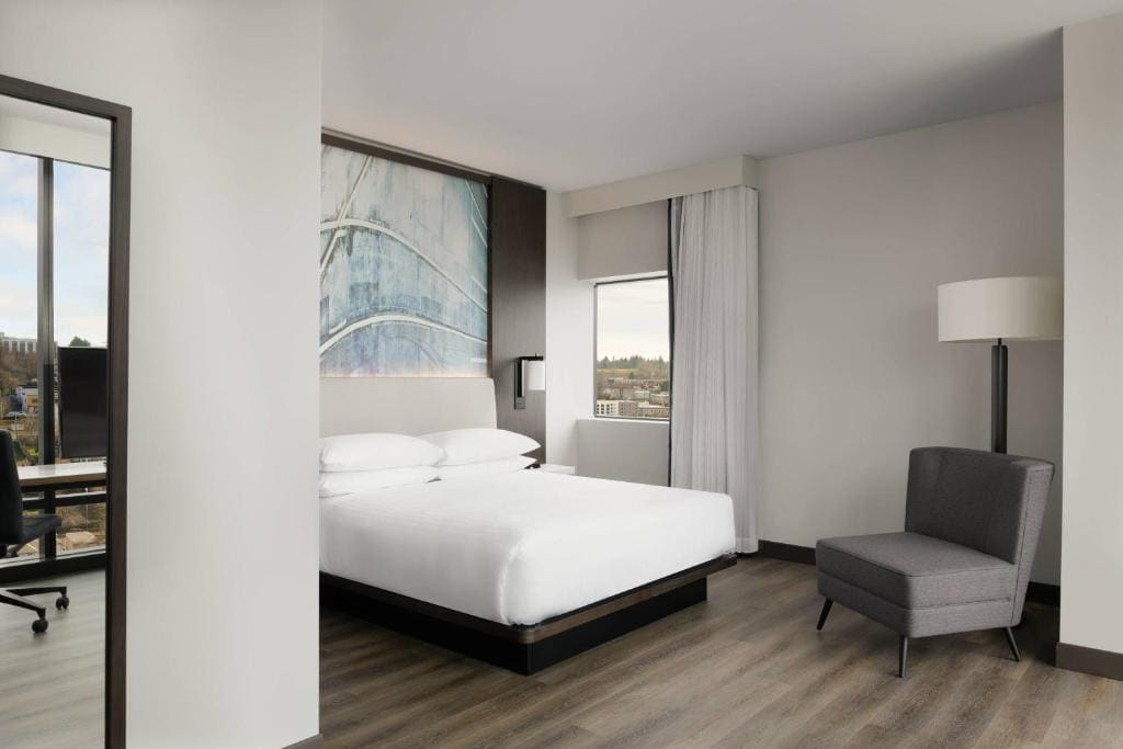 Executive Suite, 1 King, Corner room room - Image 1