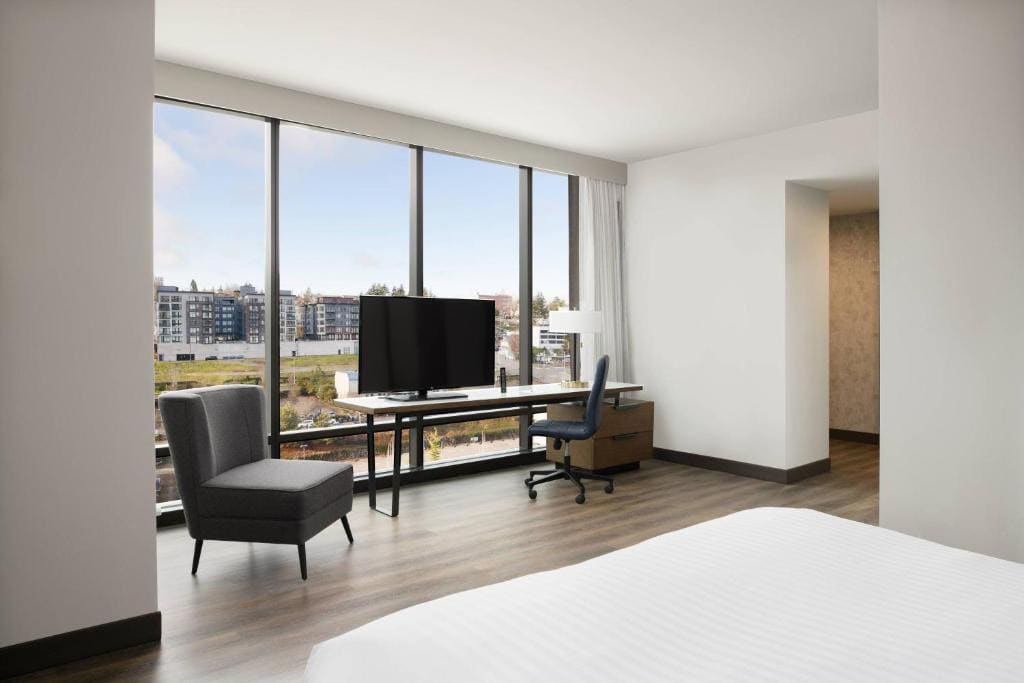 Executive Suite, 1 King, Corner room room - Image 2