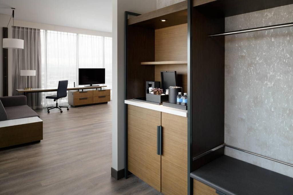Executive Suite, 1 King, Sofa bed, City view, Corner room room - Image 3