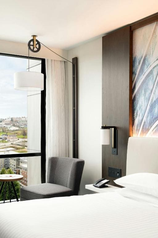 Guest room, 1 King, City view, High floor room - Image 1