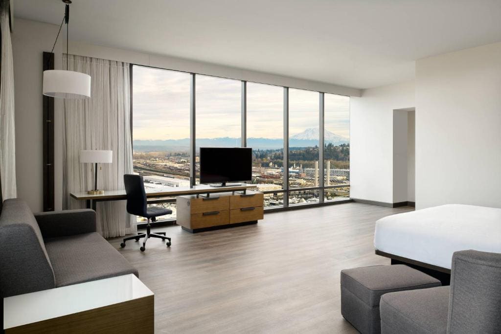 Executive Suite, 1 King, Sofa bed, City view, Corner room room - Image 2