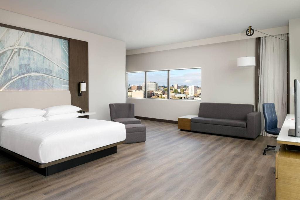 Executive Suite, 1 King, Sofa bed, City view, Corner room room - Image 1