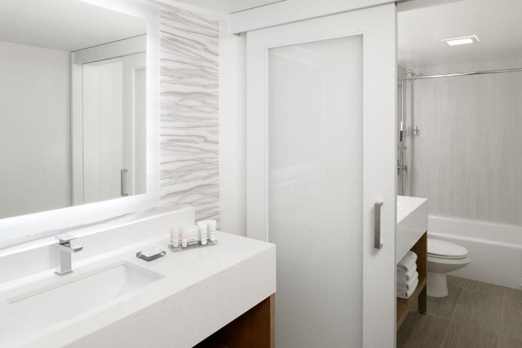 Corner Junior Double Suite with Ocean View room - Image 2