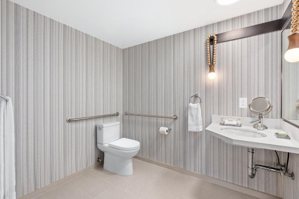 King Room with Roll-In Shower - Disability Access room - Image 3