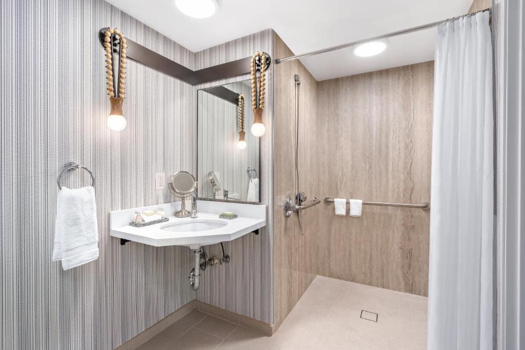 King Room with Roll-In Shower - Disability Access room - Image 2