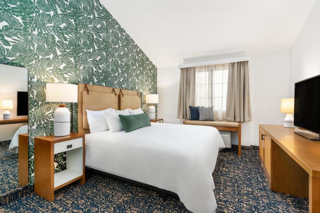 King Room with Roll-In Shower - Disability Access room - Image 1