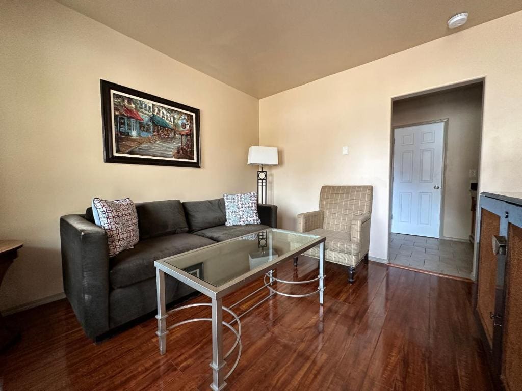 Queen Suite room - Image 2