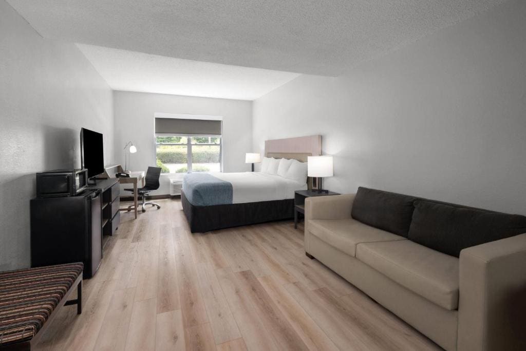 King Suite - Non-Smoking room - Image 3
