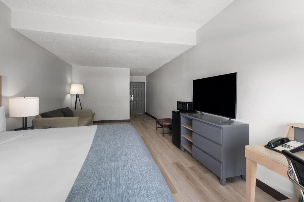King Suite - Non-Smoking room - Image 2