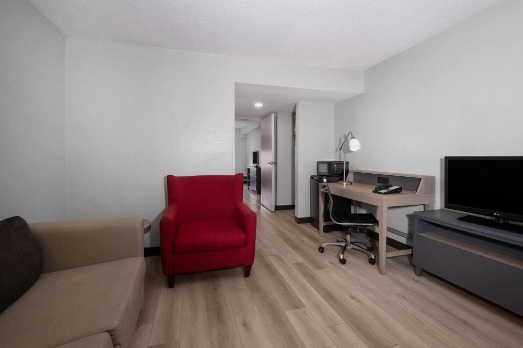 One-Bedroom Suite with Two Queen Beds, Non-Smoking room - Image 3