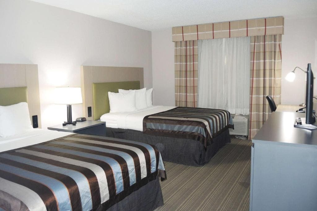 Queen Room with Two Queen Beds - Non-Smoking room - Image 3