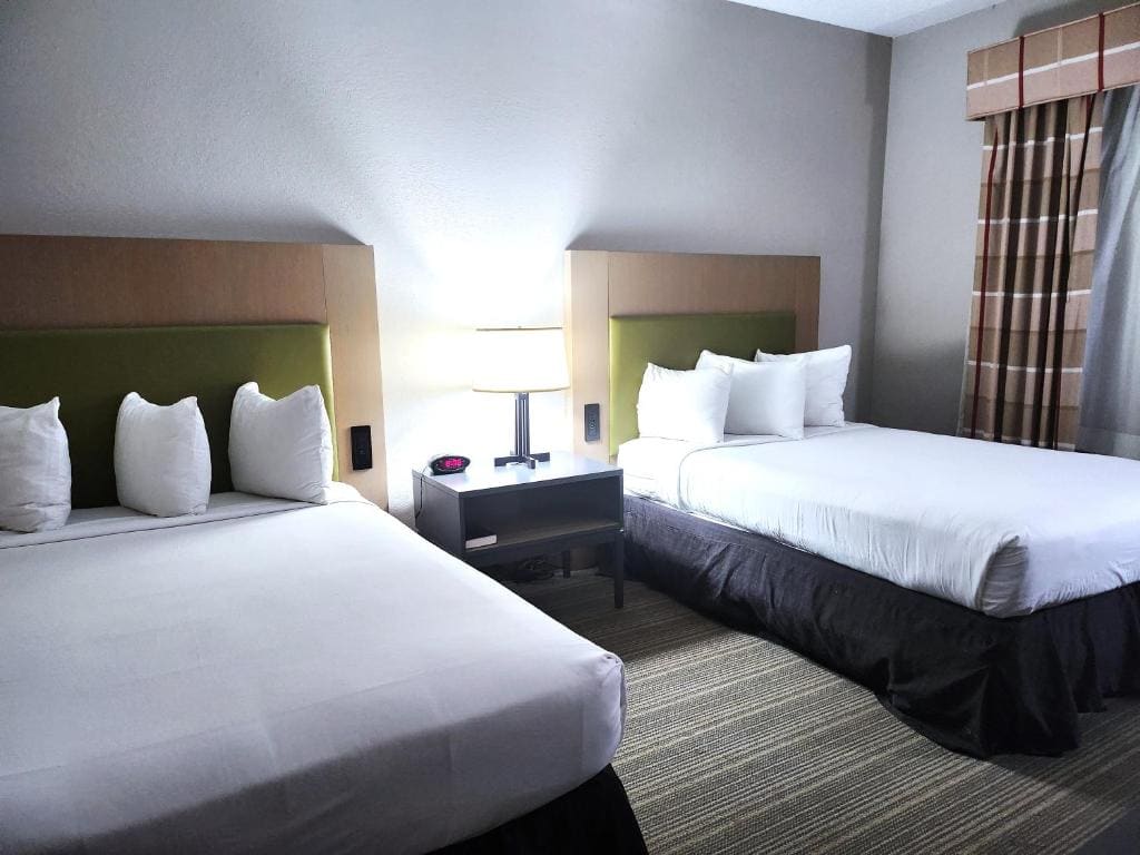 Queen Room with Two Queen Beds - Non-Smoking room - Image 2
