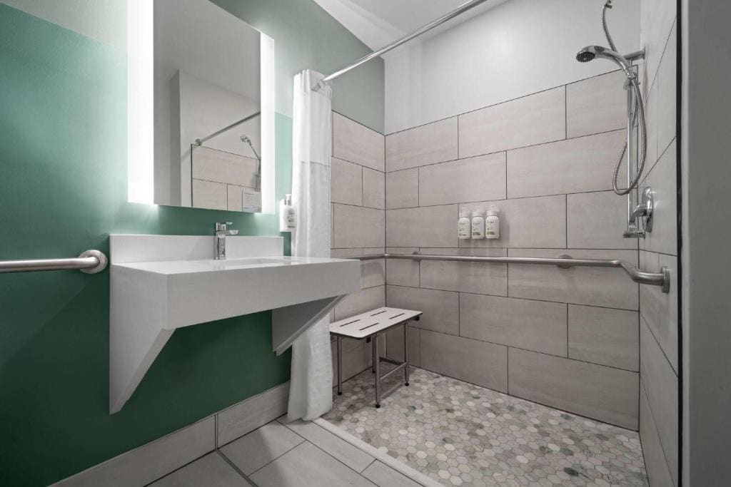 King Room with Roll-in Shower - Mobility Access/Non-Smoking room - Image 1