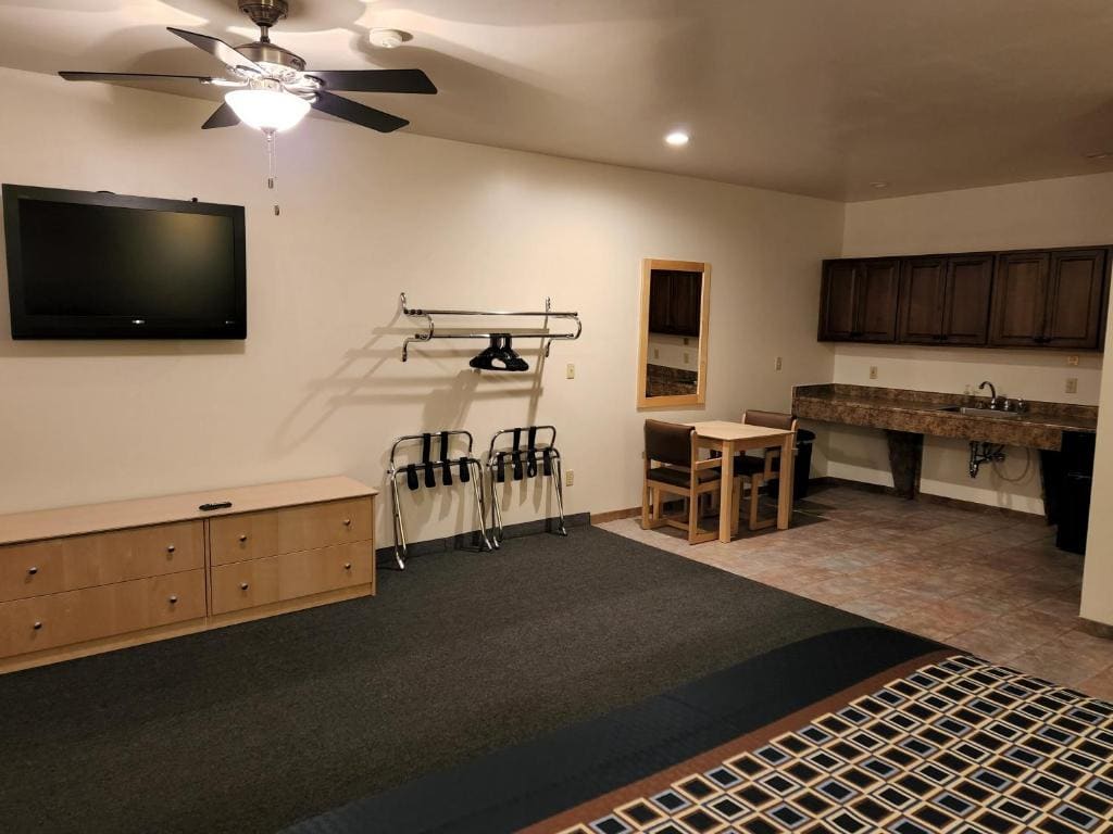 Deluxe King Room room - Image 3