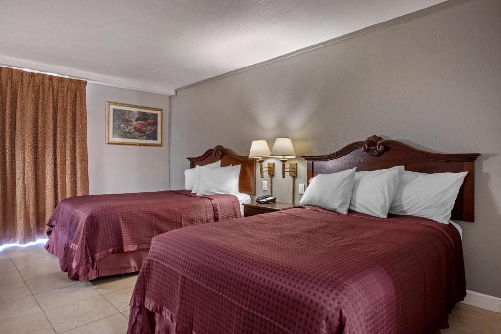 Double Room with Two Double Beds - Disability Access/Non-Smoking room - Image 1