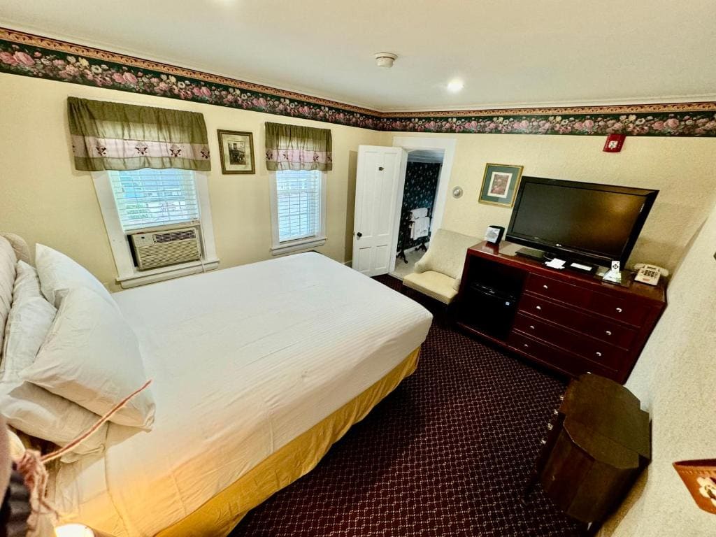 Historic Inn Room room - Image 1
