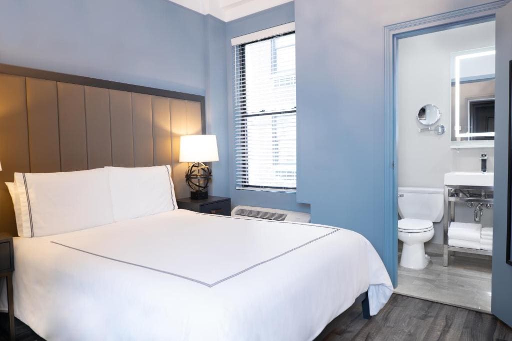 Lux Queen room - Image 1